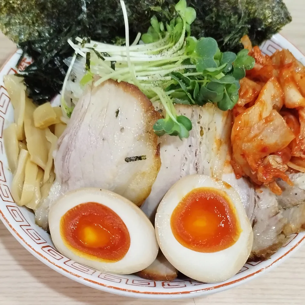 混ぜる前の油そば — 旨味がどんぶりの底で眠っている状態